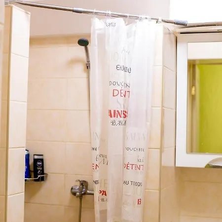 Лапки Hostel *