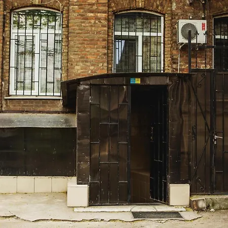 Лапки Hostel *