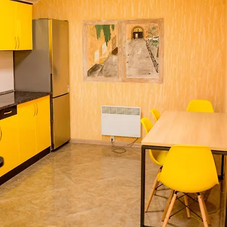 Лапки Hostel *